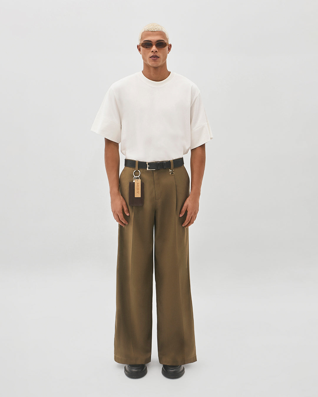 Calça wide leg alfaiataria cáqui – modelo pose frontal editorial