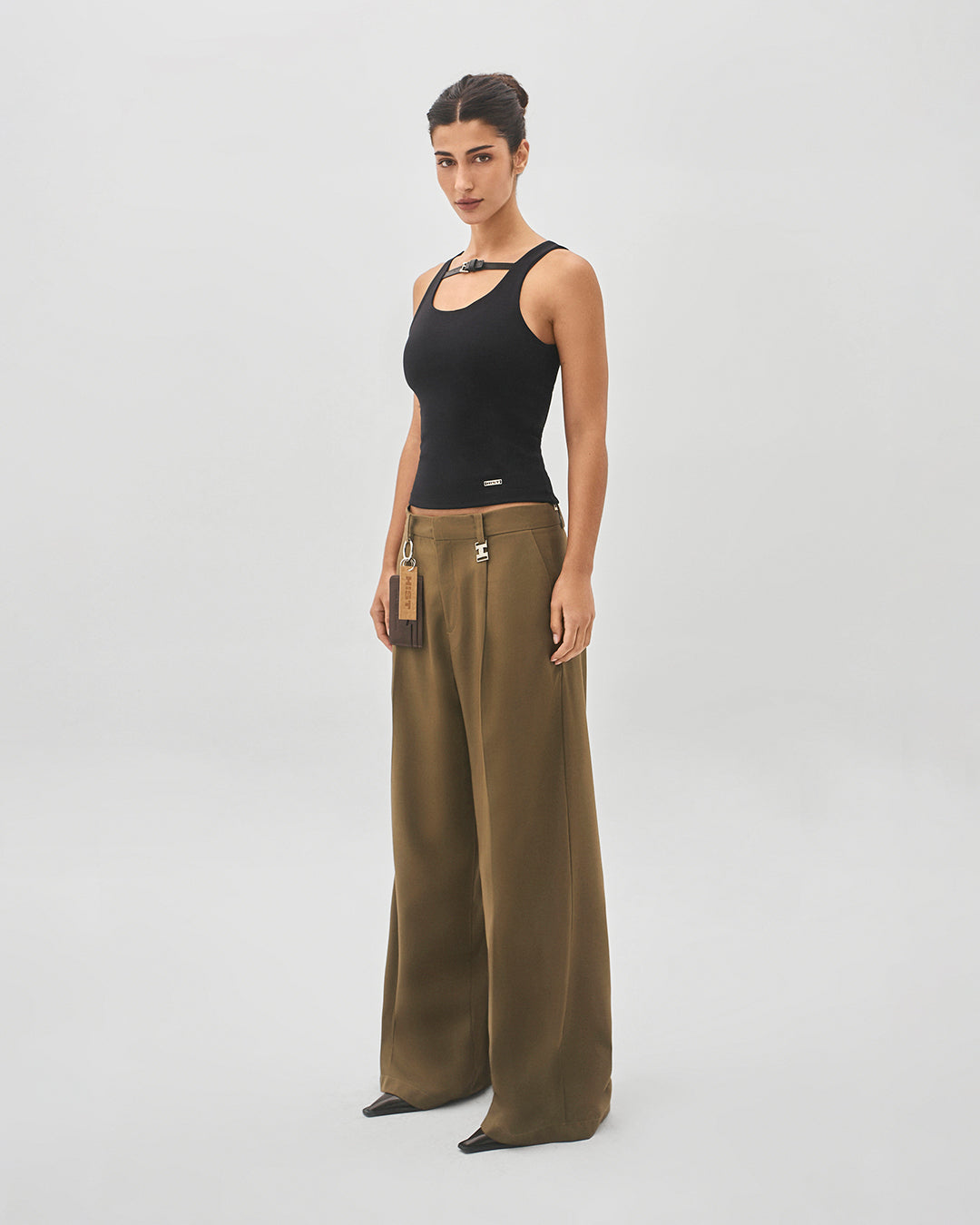 Calça wide leg alfaiataria cáqui – modelo vista lateral editorial