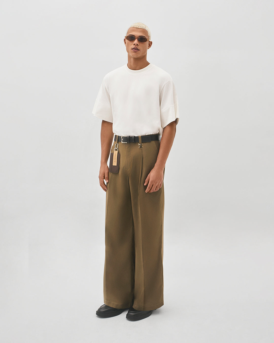 Calça wide leg alfaiataria cáqui – modelo detalhe cintura e pregas