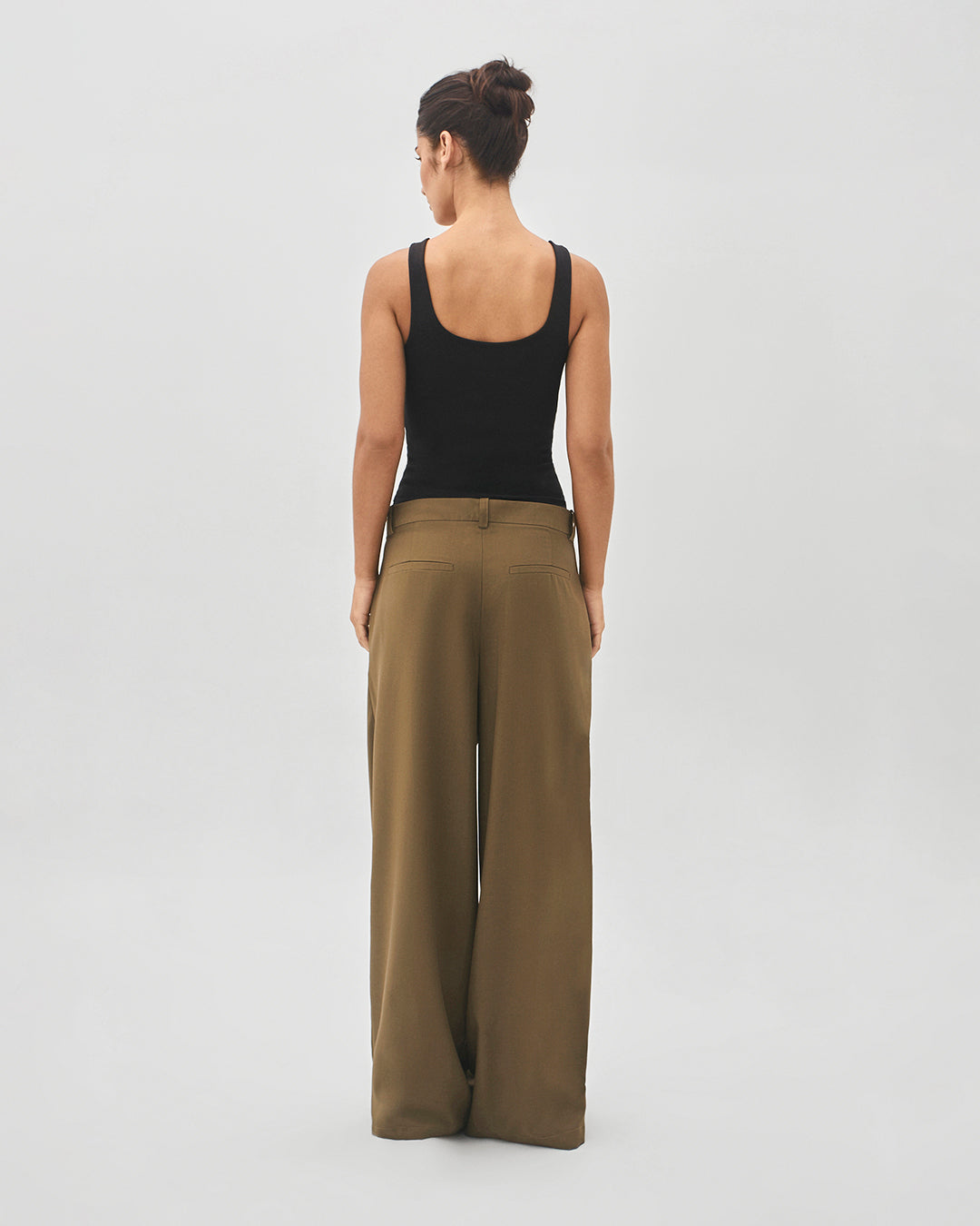 Calça wide leg alfaiataria cáqui – modelo pose de costas editorial