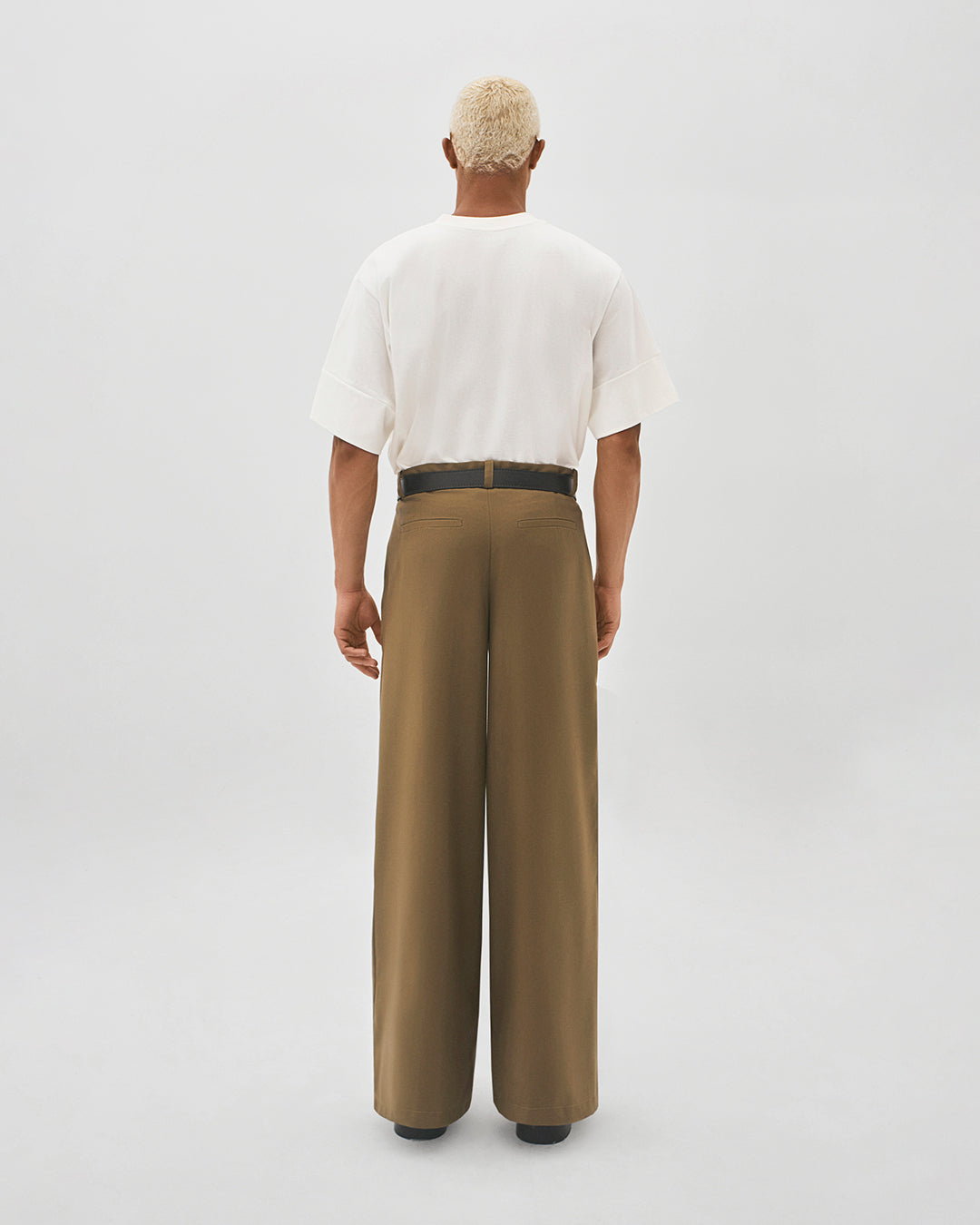 Calça wide leg alfaiataria cáqui – modelo detalhe barra e caimento