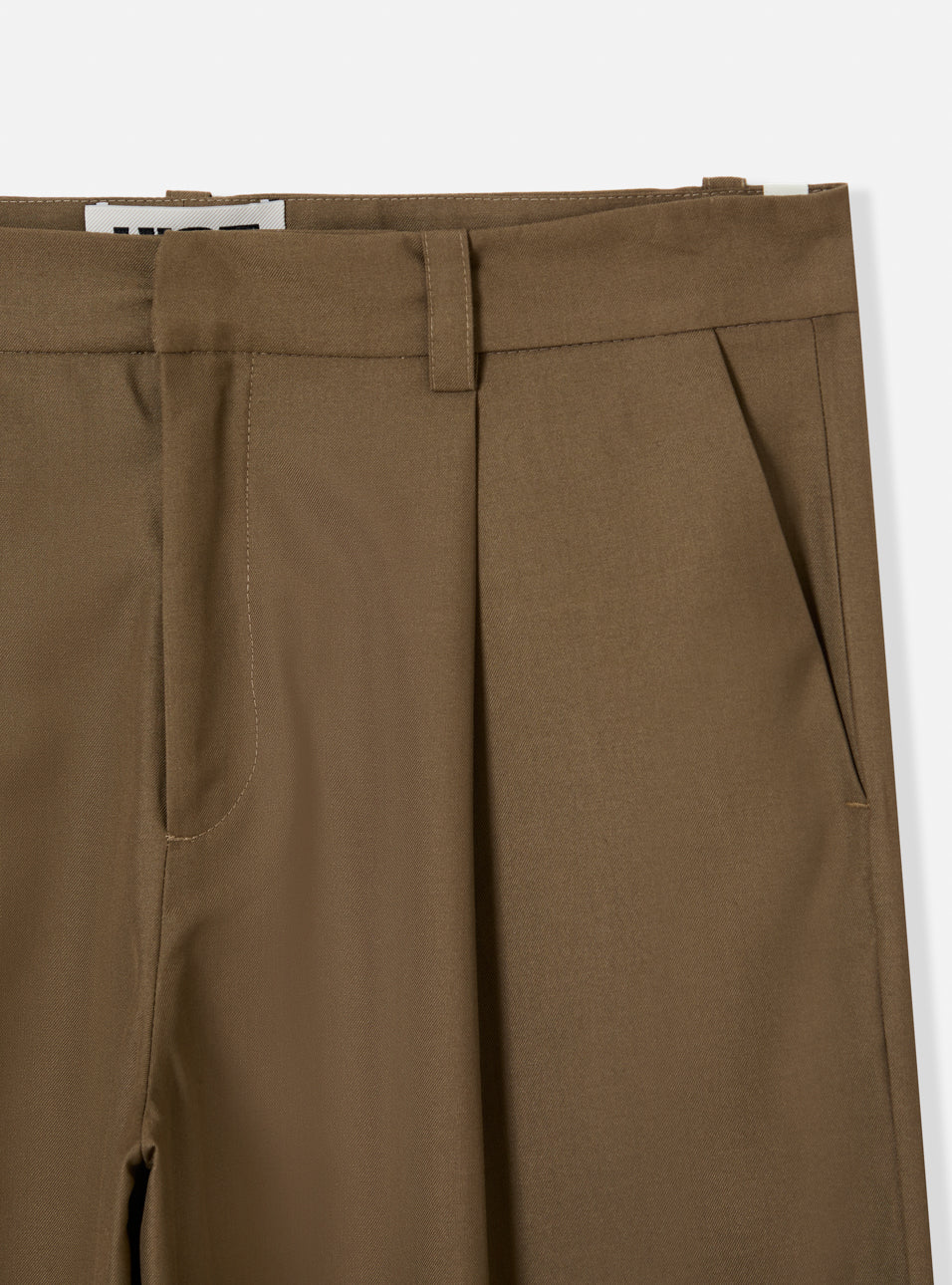 Calça wide leg alfaiataria cáqui com pregas – detalhe cintura e caimento estúdio