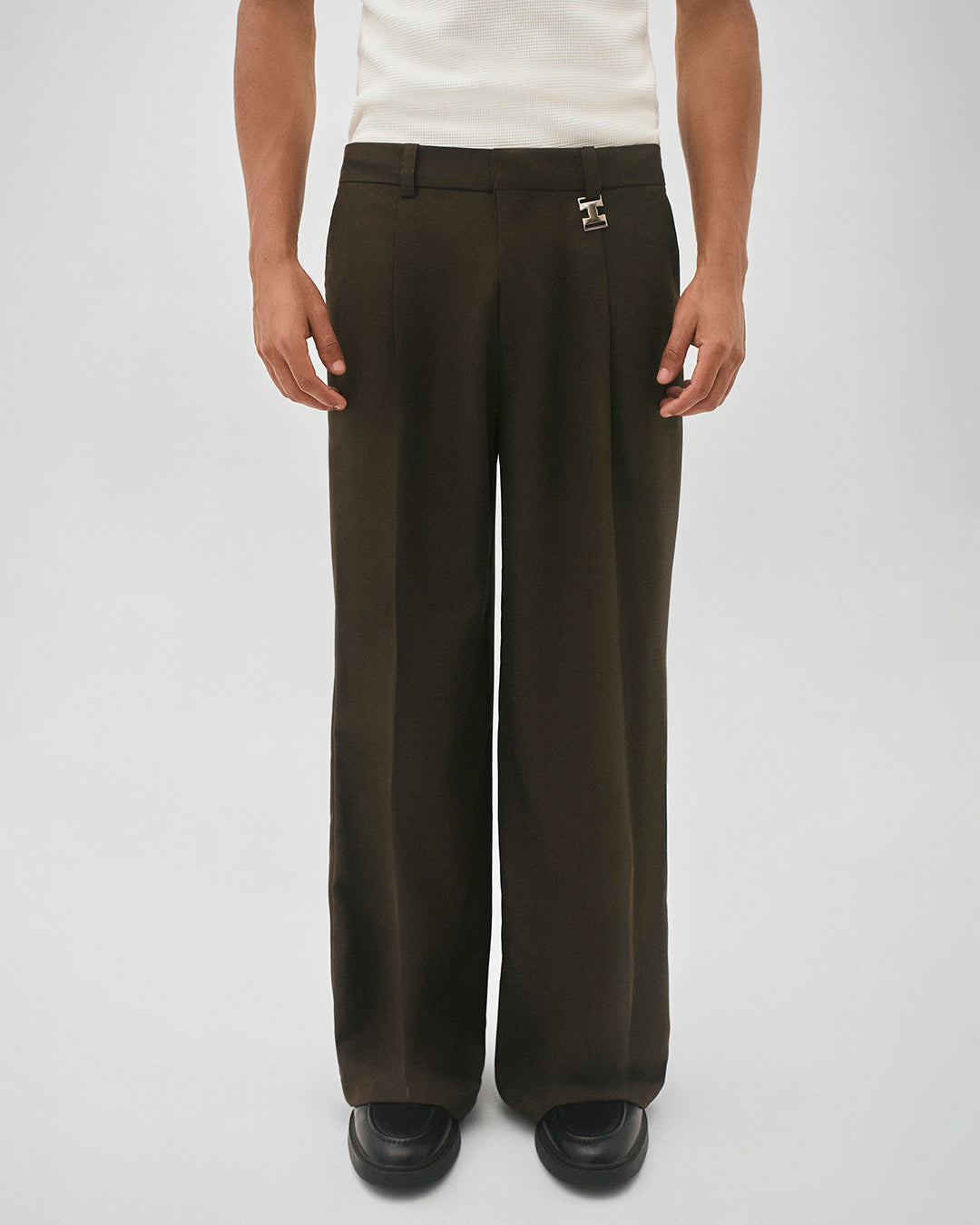 Calça wide leg alfaiataria marrom – modelo detalhe barra e caimento