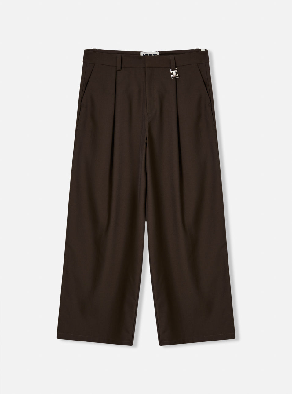 Calça wide leg alfaiataria marrom com pregas – vista frontal estúdio