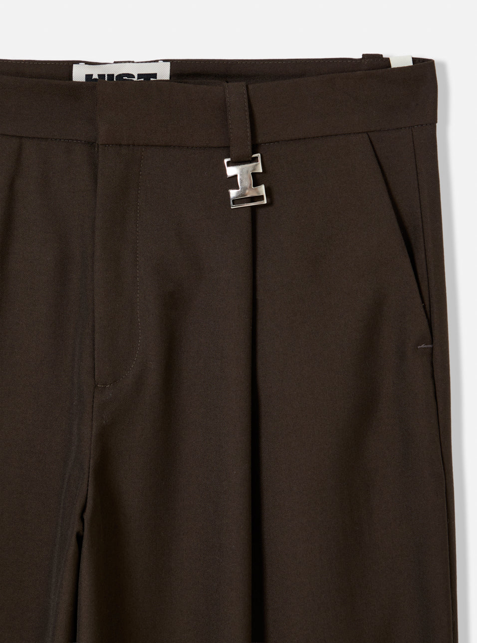 Calça wide leg alfaiataria marrom com pregas – detalhe cintura e caimento estúdio