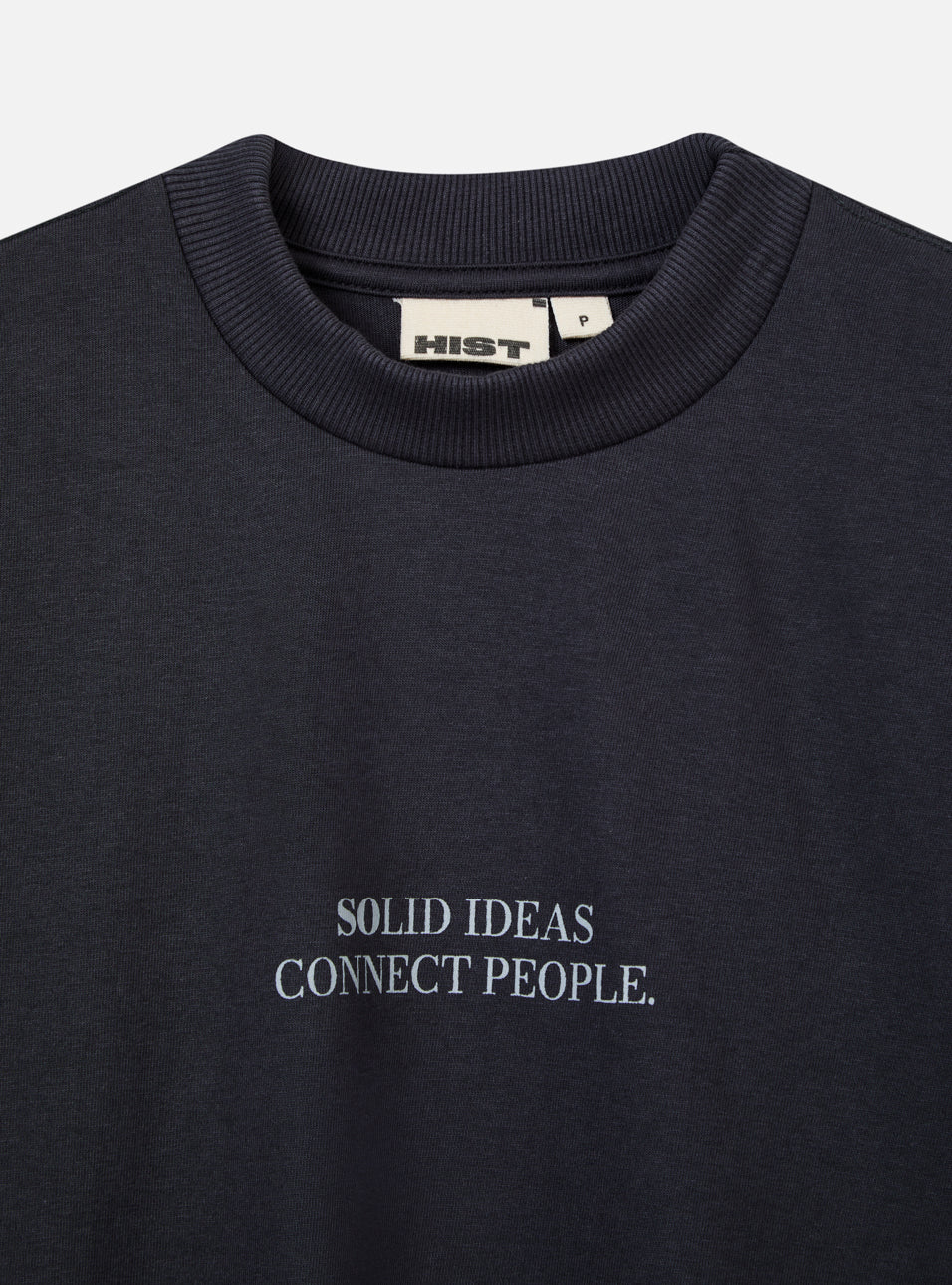 Camiseta cinza chumbo masculina HIST com estampa caminhão, frente e costas, em silk, modelagem box oversized.