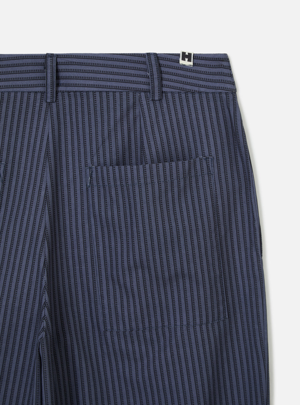 Calça Loose Fit Listrada Azul HIST, detalhe da peça